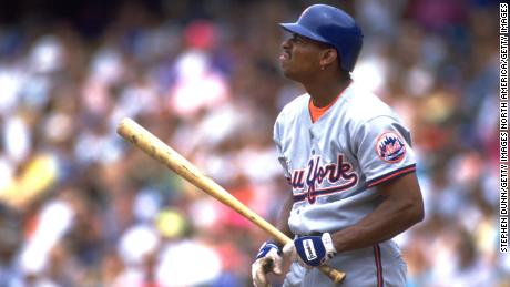 25 JUL 1993:  NEW YORK METS THIRD BASEMAN BOBBY BONILLA WATCHES A PREVIOUS HIT DURING THE METS VERSUS LOS ANGELES DODGERS GAME AT DODGER STADIUM IN LOS ANGELES, CALIFORNIA.  MANDATORY CREDIT:  STEPHEN DUNN/ALLSPORT